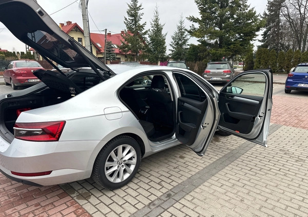 Skoda Superb cena 74900 przebieg: 237000, rok produkcji 2020 z Słupsk małe 529